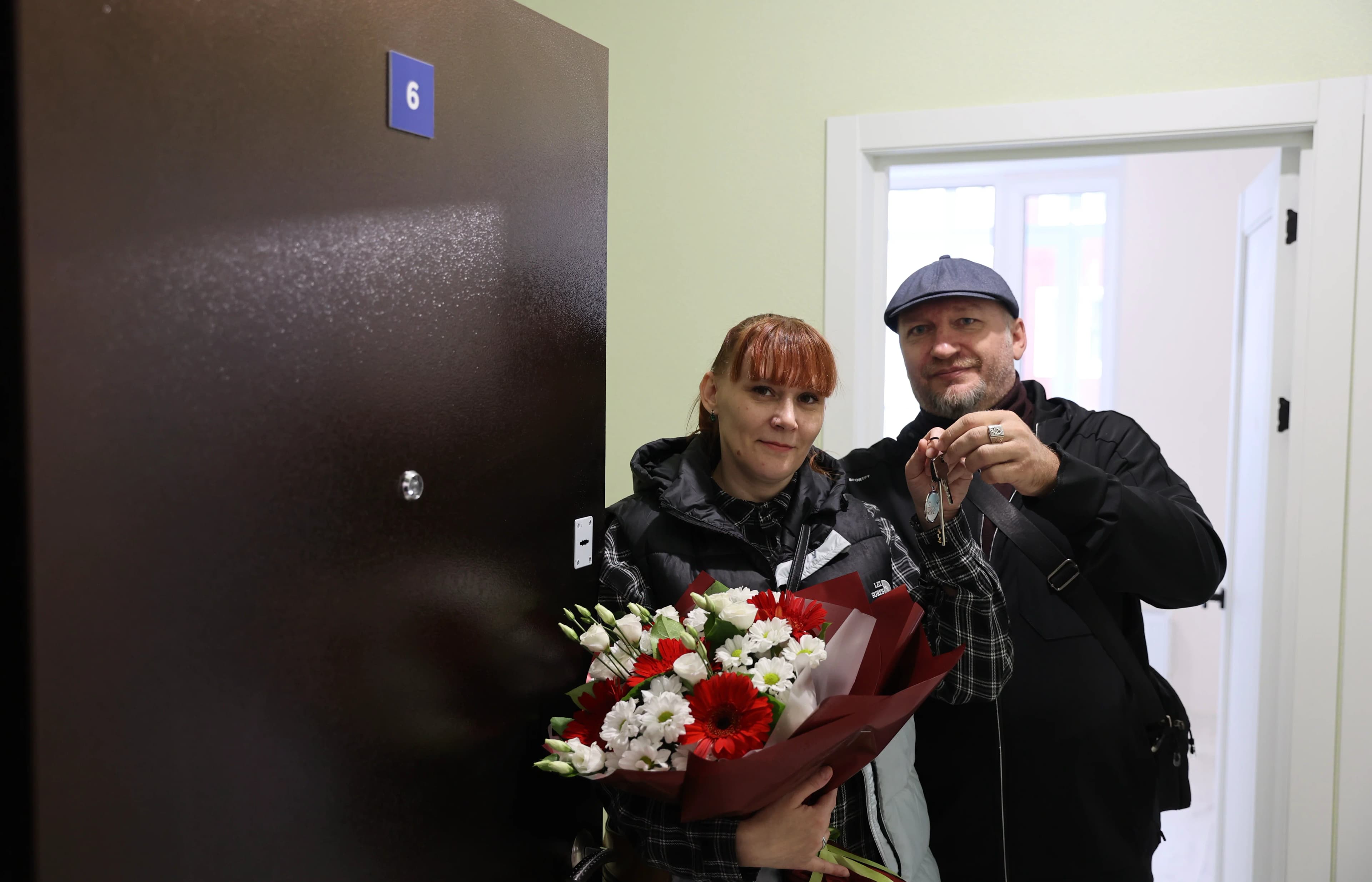 Среди тех, кто отпраздновал новоселье, — многодетная семья Ефимовых