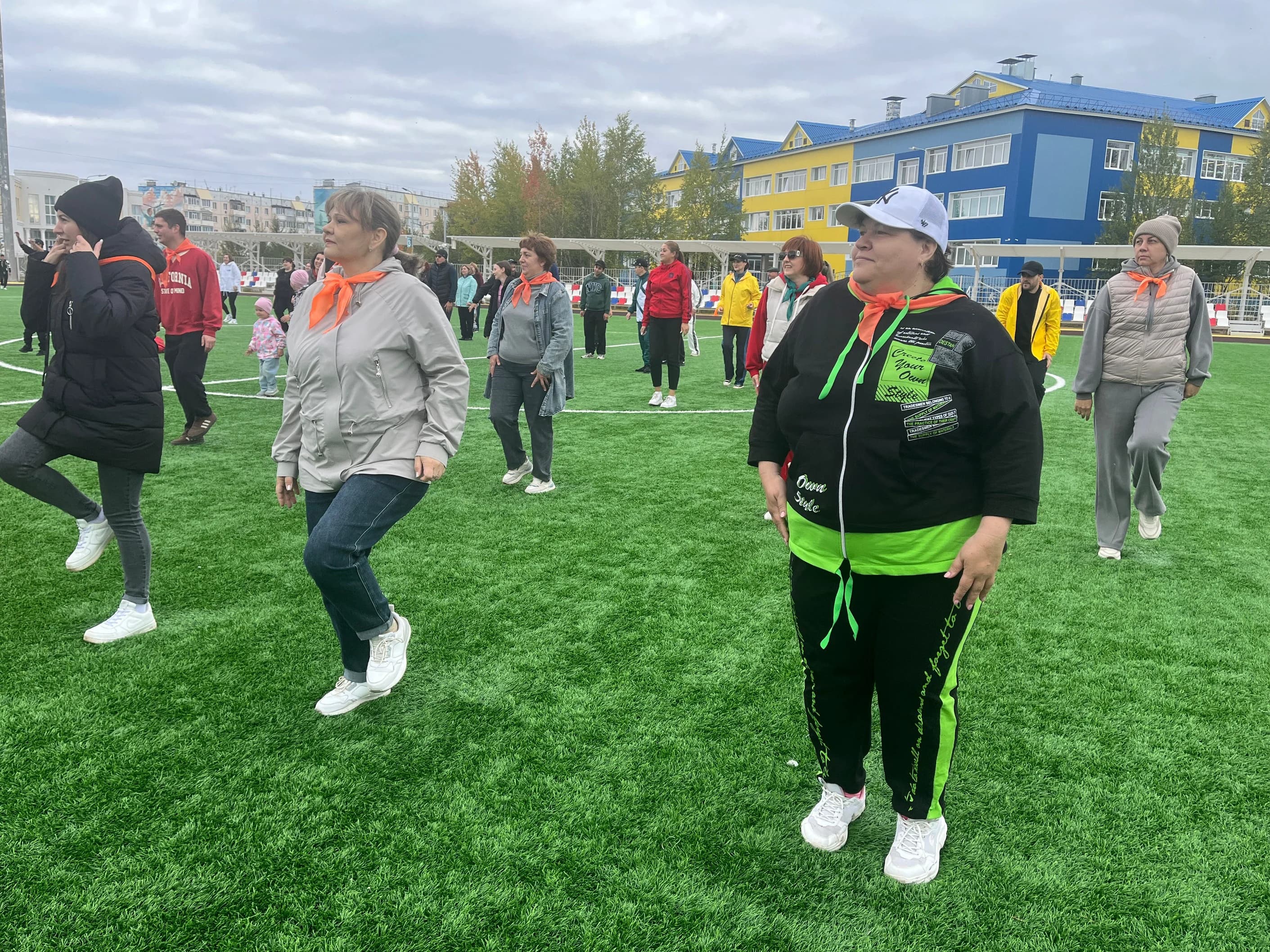 На зарядку вышли несмотря на прохладу