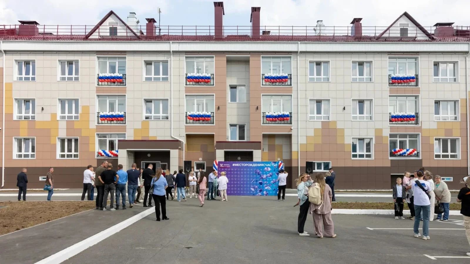 С новосельем! Ключи от новых квартир муравленковцам вручил Дмитрий Артюхов