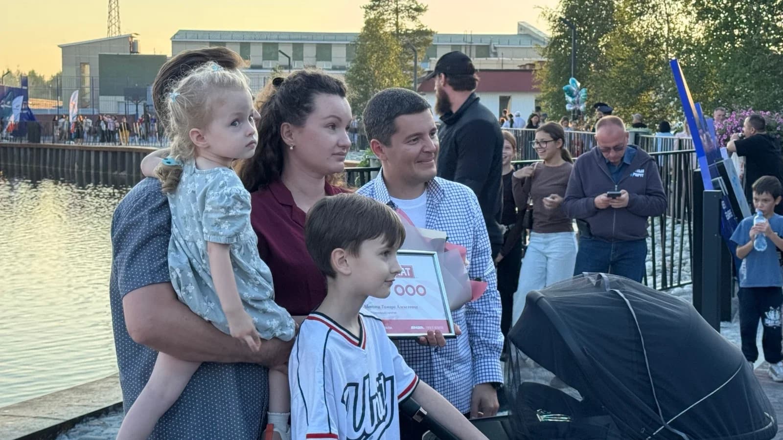 Дмитрий Артюхов вручил четырехсотый региональный маткапитал на миллион рублей