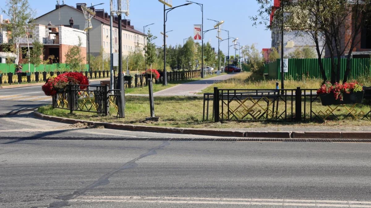В Муравленко водитель «Лады» снес дорожное ограждение. Фото