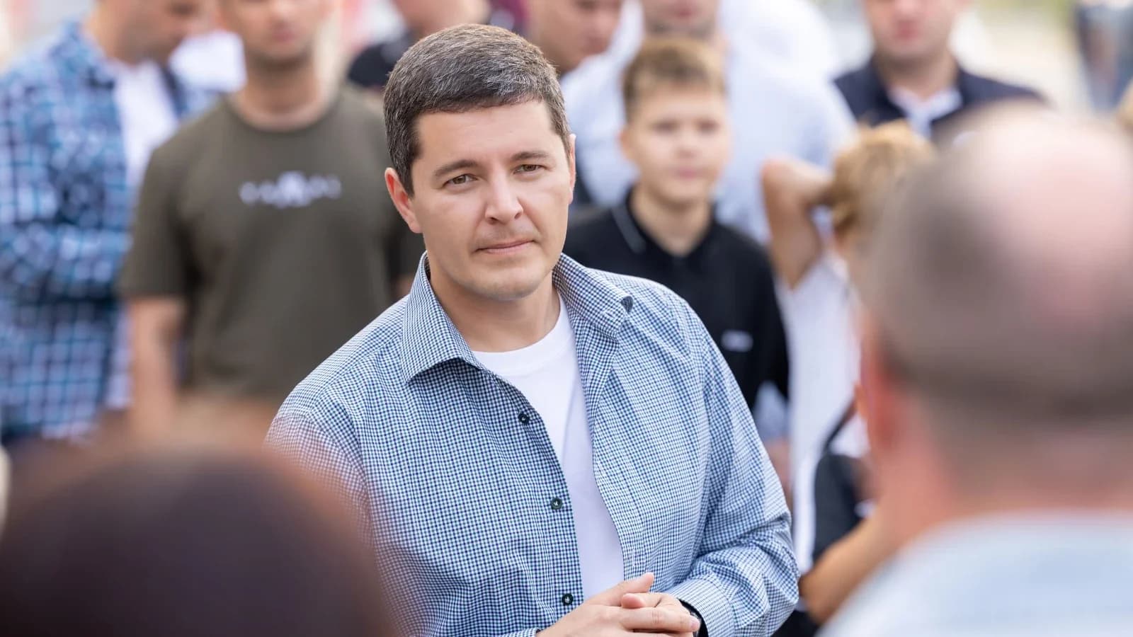 Дмитрий Артюхов поздравил ямальцев с днем рождения городов