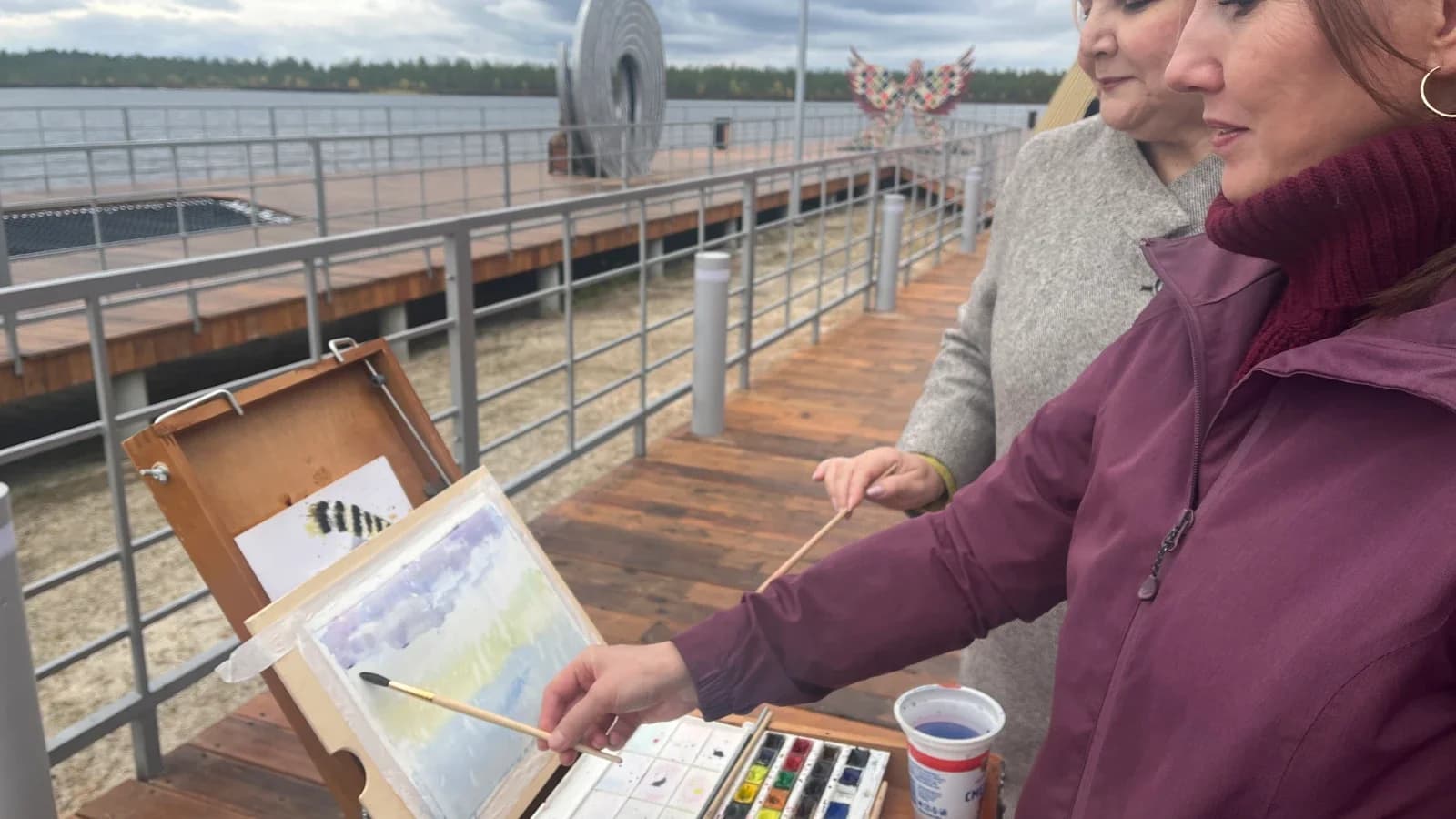Кисти и краски вместо слов: в Муравленко проходит городской пленэр. Фото