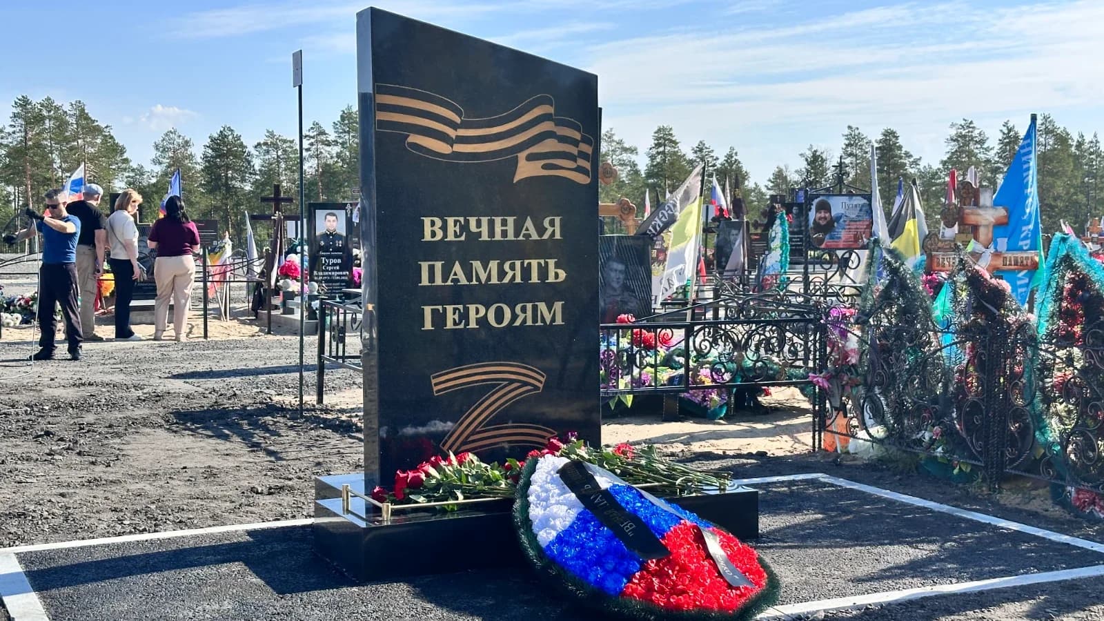В Муравленко открыли памятный знак в честь защитников Родины