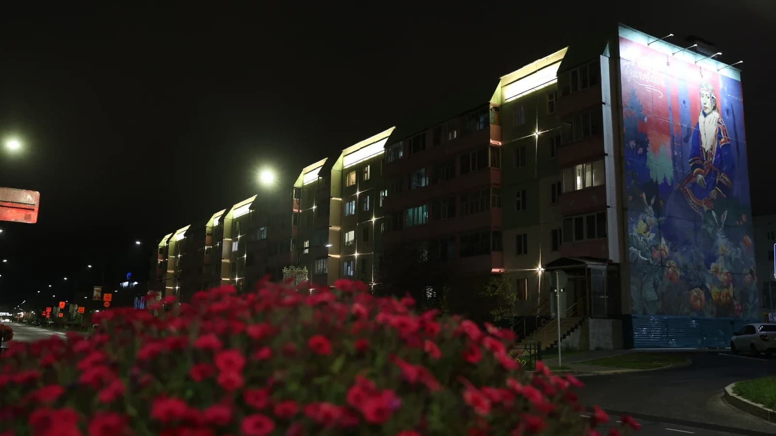 Город в свете: в Муравленко фасады домов украсила контурная подсветка. Фото
